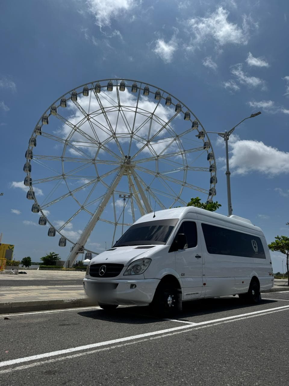 Van de Binantours para transporte turístico en Barranquilla