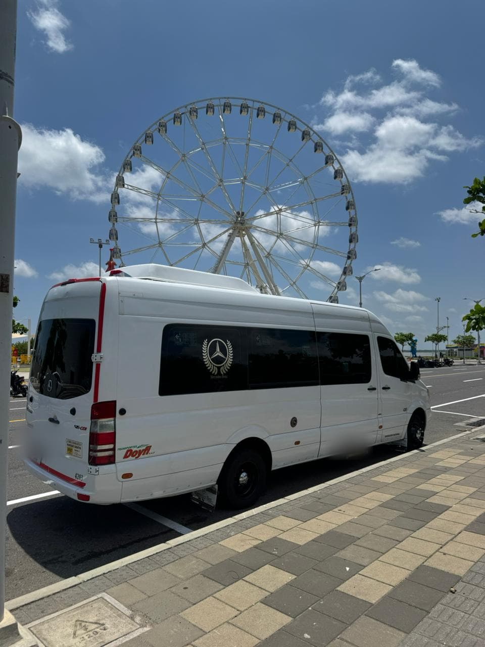 Van de Binantours frente al Gran Malecón de Barranquilla