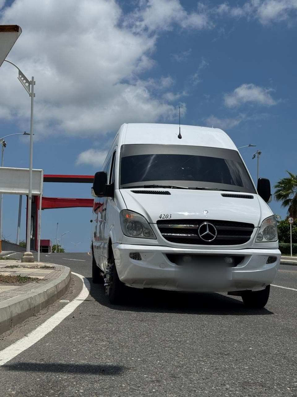 Vista frontal de la van Sprinter de Binantours