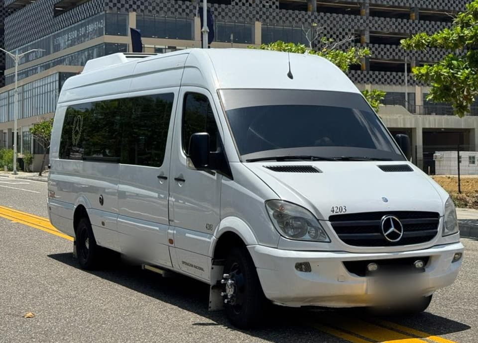 Van Mercedes-Benz Sprinter de Binantours para transporte turístico y VIP en Barranquilla